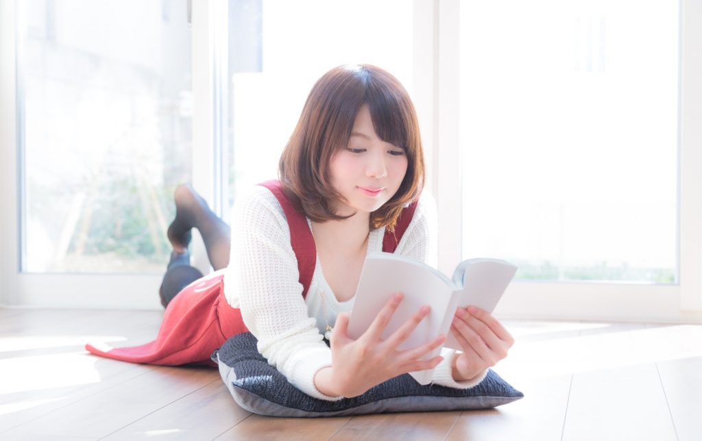 読書する女性
