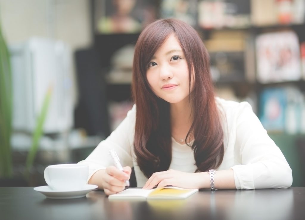 カフェにいる女性