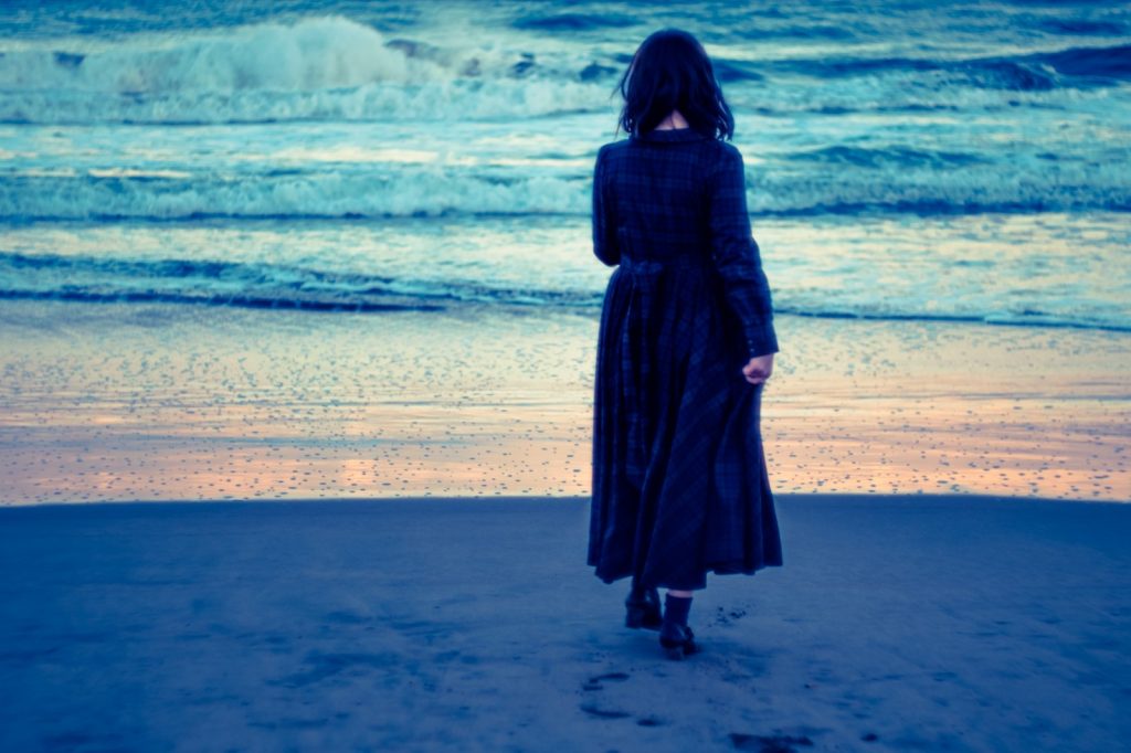 海を眺める女性