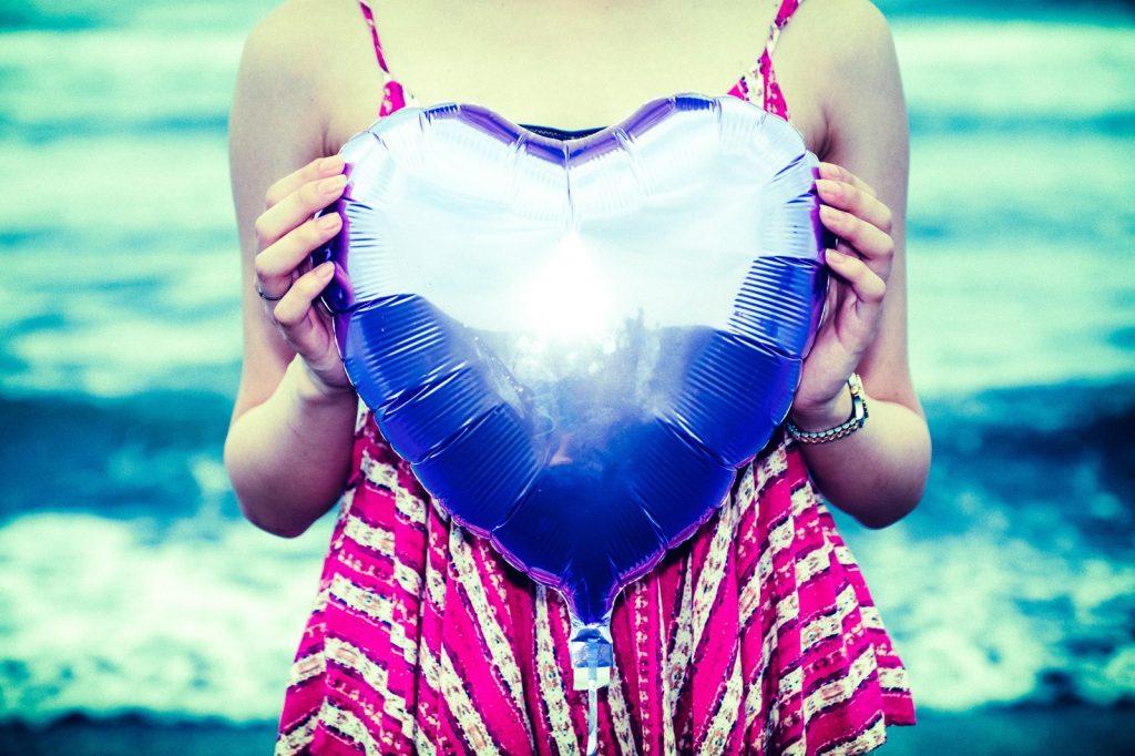 ハートを持った女性