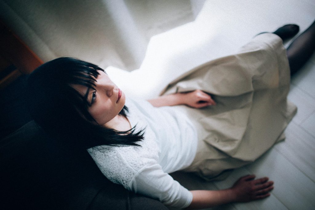 落ち込む女性