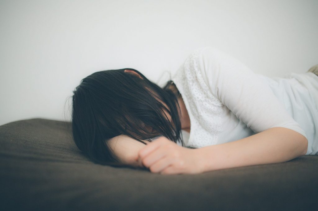 泣く女性