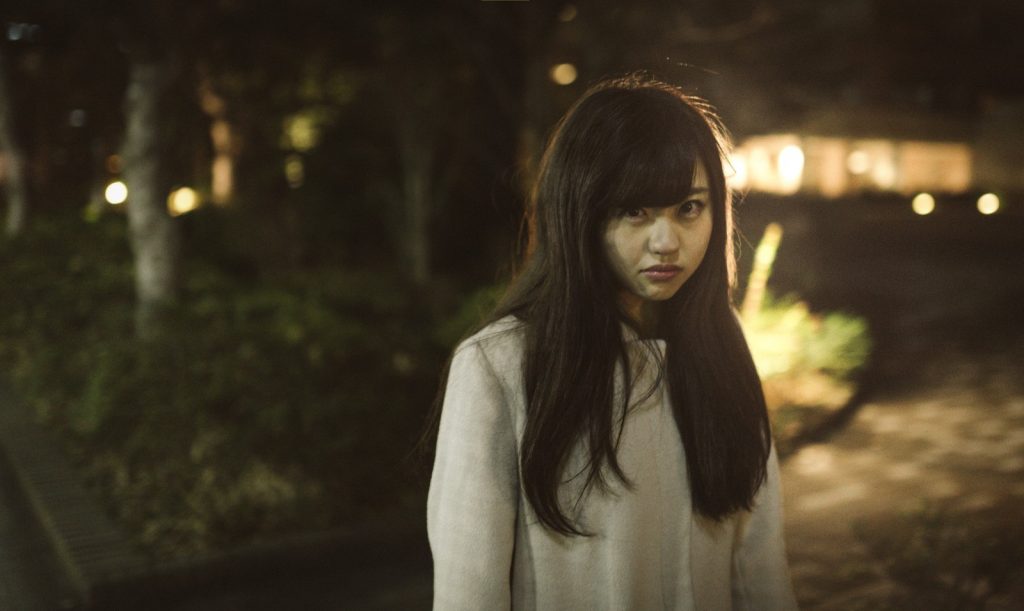 睨みつける女性