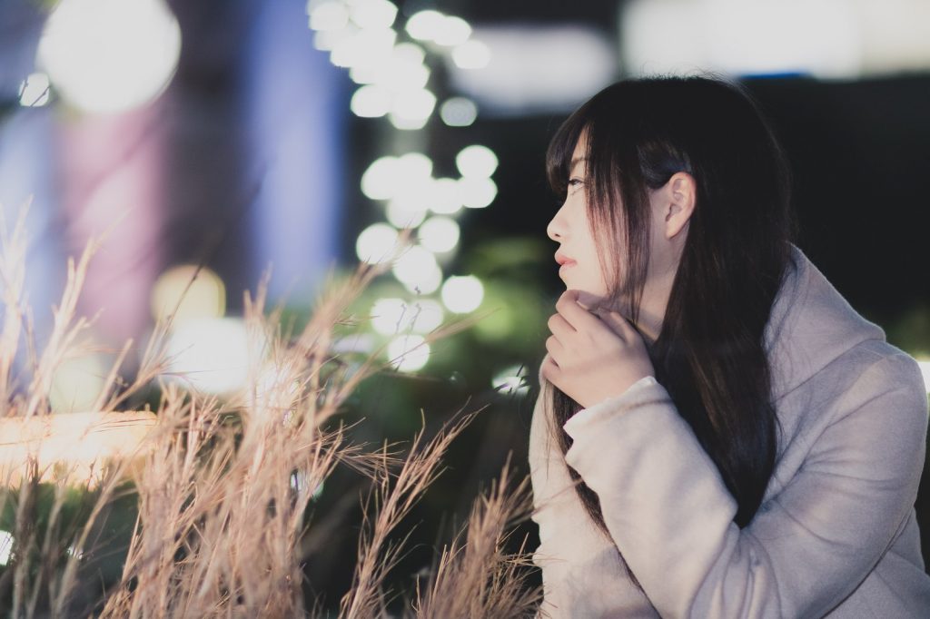 悩む女性