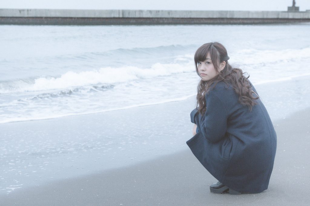 浜辺に座る女性