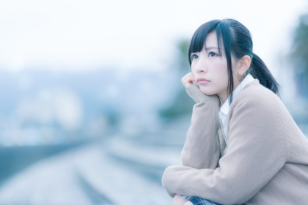 物思いにふける女性
