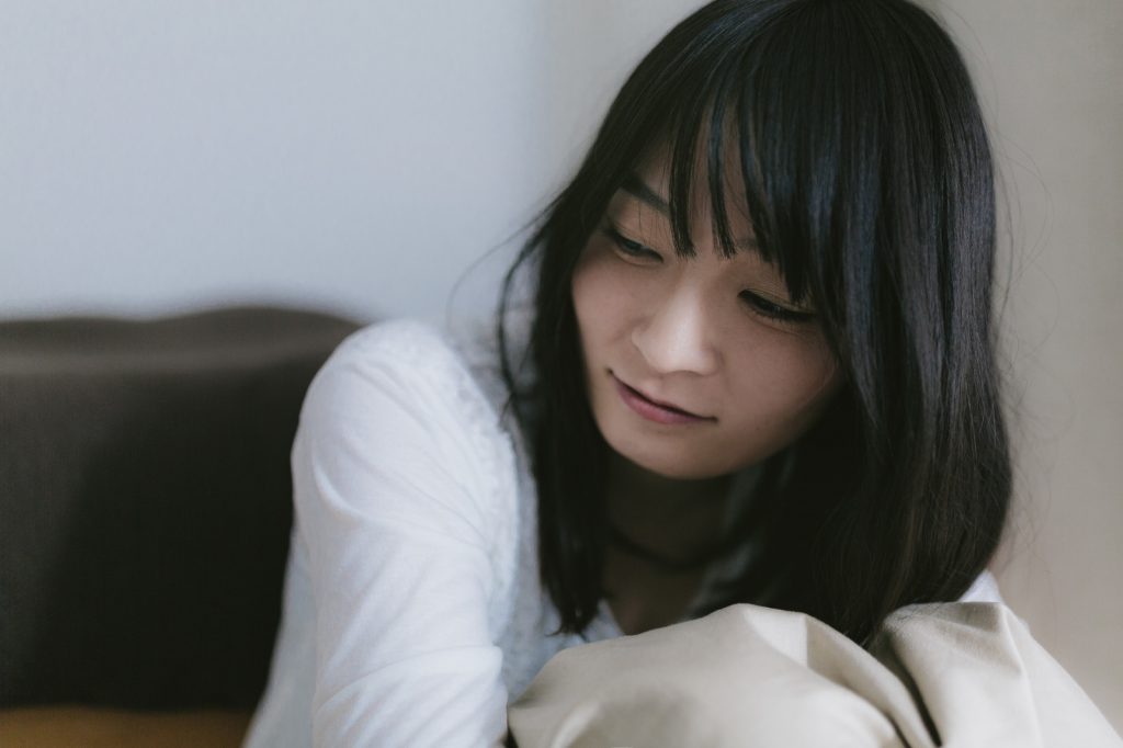 何かに悩む女性