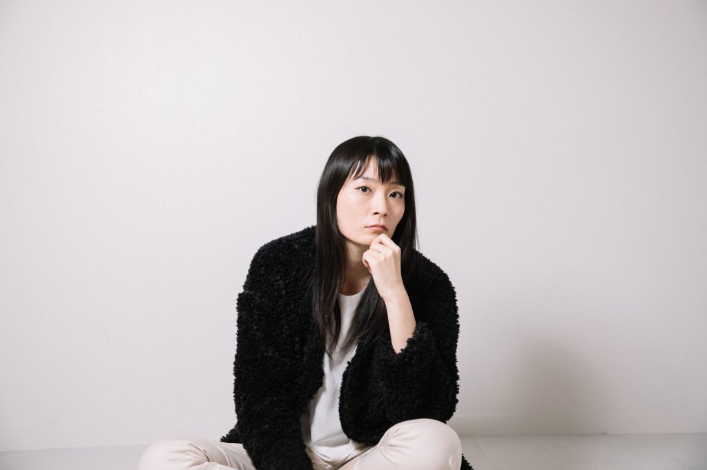考え事をしている女性