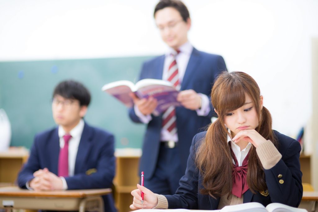 授業中の高校生