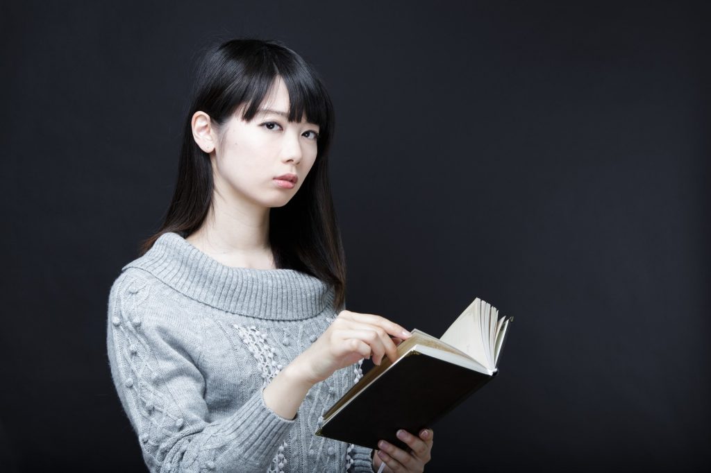 読書する女性