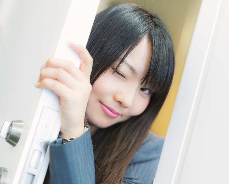 ドアを開けた女性