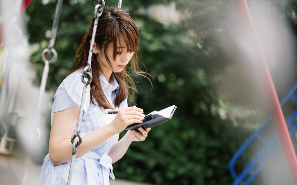 公園で何かに悩む女性