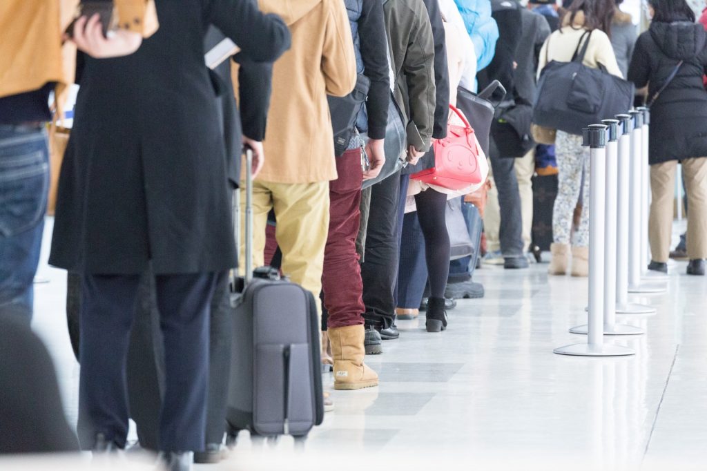 空港で並ぶ人々