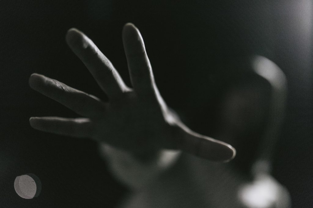  「もう逃がさない！」と追いかけてきた人の手。