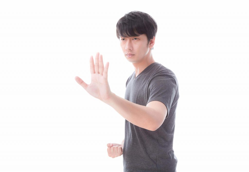 何かを断固拒否する男性