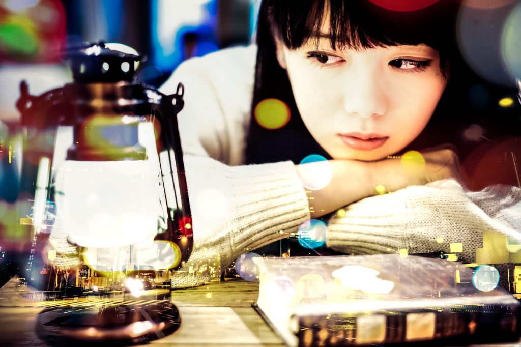 ランタンを見つめる女性